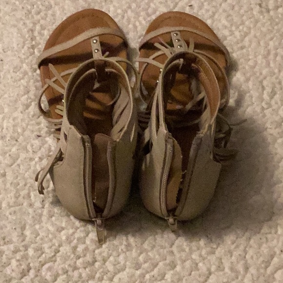 Adorable fringe style sandals - Picture 3 of 3